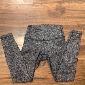 Lululemon Size 4 High Waisted Black and White